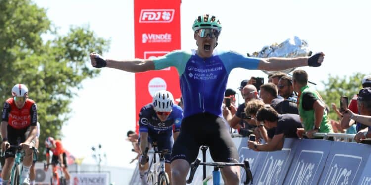 Cyclisme : Dorian Godon et Decathlon-AG2R en bleu-blanc-rouge !