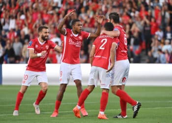 Football : « on ne pouvait pas laisser mourir le Nîmes Olympique »