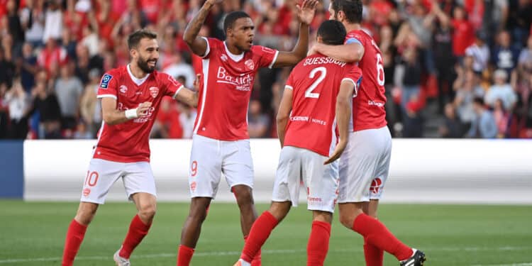 Football : « on ne pouvait pas laisser mourir le Nîmes Olympique »