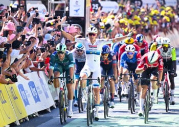 Tour de France 2025 : Merlier fait la loi à Châteauroux, Van der Poel échoue tout près de l’exploit