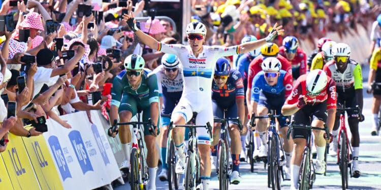 Tour de France 2025 : Merlier fait la loi à Châteauroux, Van der Poel échoue tout près de l’exploit