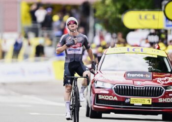 Tour de France 2025 : étape dantesque, Groves fend la pluie et Jegat chipe le top 10 !
