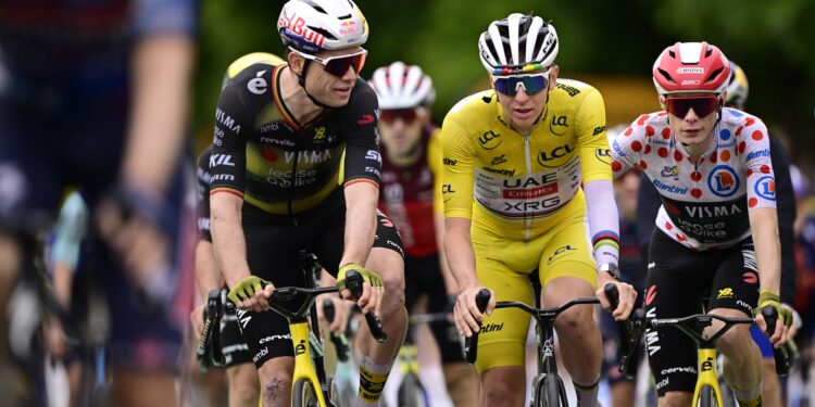 Tour de France 2025 : Van Aert et Pogacar font le show à Montmartre !