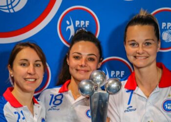 Manon Debard joueuse de pétanque de l'Union Bouliste Thoroise sous le maillot de l'équipe de France.
