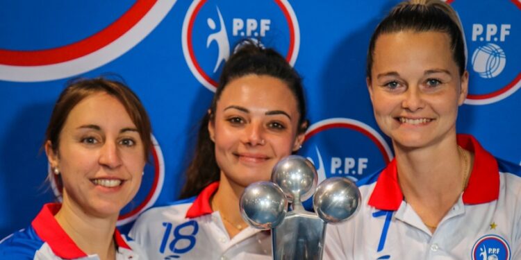 Manon Debard joueuse de pétanque de l'Union Bouliste Thoroise sous le maillot de l'équipe de France.