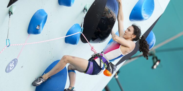 Escalade : Zélia Avezou en or, Mejdi Schalck en bronze pour lancer la saison de bloc