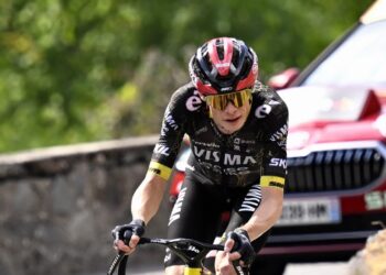 Tour de France 2026 : présentation de la 15ème étape Parcours Comme souvent ces derniers jours, c'est la lutte pour le maillot vert qui va animer le début d'étape. 17 kilomètres après le départ de Champagnole, place au sprint intermédiaire. Après Morbier, le peloton plongera vers la Côte des Rousses (6,6km à 5,1%). Après une longue portion où les coureurs ne vont faire que monter et descendre, l'attaque du Col de la Croisette (4,6km à 11,2%) va être propice aux attaques. Les coureurs enchaîneront avec la Côte du Mont (2,1km à 8,3%) avant la longue descente vers le Plateau de Solaison (11,3km à 9%). Favoris Tadej Pogacar (UAE Emirates) va-t-il à nouveau assommer le Tour de France ? Le Slovène est l'immense favori du jour. Face au maillot jaune, Jonas Vingegaard (Visma – Lease a Bike) trouve dans le Plateau de Solaison une ascension qui correspond à ses qualités. Dans ce scénario propice aux leaders du classement général, Isaac Del Toro (UAE Emirates), Florian Lipowitz (RedBull-Bora Hansgrohe) et Remco Evenepoel (RedBull-Bora Hansgrohe) sont en embuscade pour la victoire d'étape. Chances françaises Tour de France 2026 : présentation de la 15ème étape