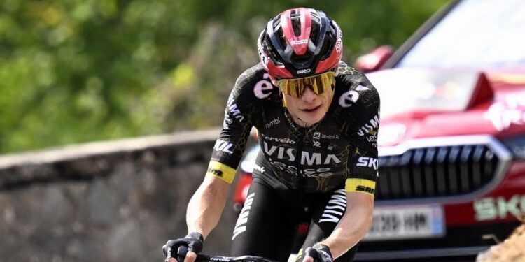 Tour de France 2026 : présentation de la 15ème étape Parcours Comme souvent ces derniers jours, c'est la lutte pour le maillot vert qui va animer le début d'étape. 17 kilomètres après le départ de Champagnole, place au sprint intermédiaire. Après Morbier, le peloton plongera vers la Côte des Rousses (6,6km à 5,1%). Après une longue portion où les coureurs ne vont faire que monter et descendre, l'attaque du Col de la Croisette (4,6km à 11,2%) va être propice aux attaques. Les coureurs enchaîneront avec la Côte du Mont (2,1km à 8,3%) avant la longue descente vers le Plateau de Solaison (11,3km à 9%). Favoris Tadej Pogacar (UAE Emirates) va-t-il à nouveau assommer le Tour de France ? Le Slovène est l'immense favori du jour. Face au maillot jaune, Jonas Vingegaard (Visma – Lease a Bike) trouve dans le Plateau de Solaison une ascension qui correspond à ses qualités. Dans ce scénario propice aux leaders du classement général, Isaac Del Toro (UAE Emirates), Florian Lipowitz (RedBull-Bora Hansgrohe) et Remco Evenepoel (RedBull-Bora Hansgrohe) sont en embuscade pour la victoire d'étape. Chances françaises Tour de France 2026 : présentation de la 15ème étape