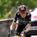 Tour de France 2026 : présentation de la 15ème étape Parcours Comme souvent ces derniers jours, c'est la lutte pour le maillot vert qui va animer le début d'étape. 17 kilomètres après le départ de Champagnole, place au sprint intermédiaire. Après Morbier, le peloton plongera vers la Côte des Rousses (6,6km à 5,1%). Après une longue portion où les coureurs ne vont faire que monter et descendre, l'attaque du Col de la Croisette (4,6km à 11,2%) va être propice aux attaques. Les coureurs enchaîneront avec la Côte du Mont (2,1km à 8,3%) avant la longue descente vers le Plateau de Solaison (11,3km à 9%). Favoris Tadej Pogacar (UAE Emirates) va-t-il à nouveau assommer le Tour de France ? Le Slovène est l'immense favori du jour. Face au maillot jaune, Jonas Vingegaard (Visma – Lease a Bike) trouve dans le Plateau de Solaison une ascension qui correspond à ses qualités. Dans ce scénario propice aux leaders du classement général, Isaac Del Toro (UAE Emirates), Florian Lipowitz (RedBull-Bora Hansgrohe) et Remco Evenepoel (RedBull-Bora Hansgrohe) sont en embuscade pour la victoire d'étape. Chances françaises Tour de France 2026 : présentation de la 15ème étape
