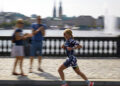 Elle rallie Paris en trois jours avec un triathlon de 900 km