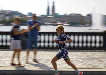 Elle rallie Paris en trois jours avec un triathlon de 900 km