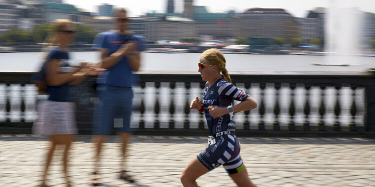 Elle rallie Paris en trois jours avec un triathlon de 900 km