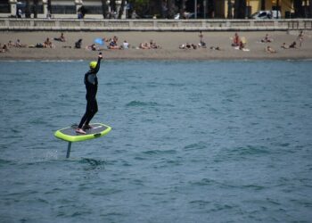 Survoler la Seine à Paris, c&rsquo;est possible avec l&rsquo;efoil !