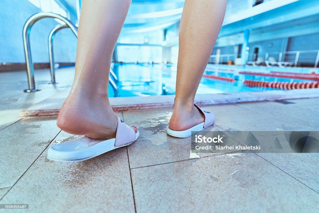 Pourquoi les chaussures de piscine sont-elles incontournables ?