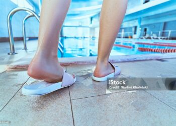 Pourquoi les chaussures de piscine sont-elles incontournables ?