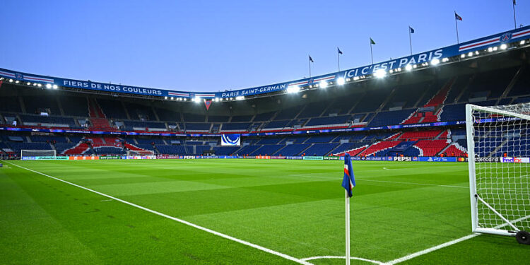 Football : et si le PSG restait finalement au Parc des Princes ?