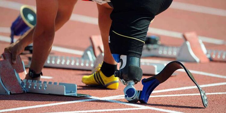 À 8 ans, Isak termine sa première course après une amputation et deux cancers